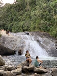 Casal em frente a cachoeira do Escorrega,
