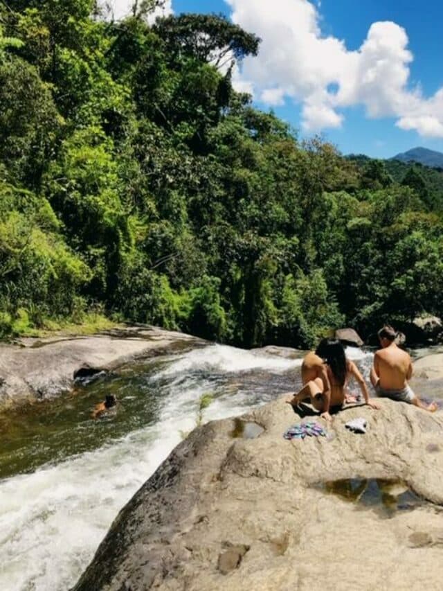 Pessoas na margem do rio preto em maua