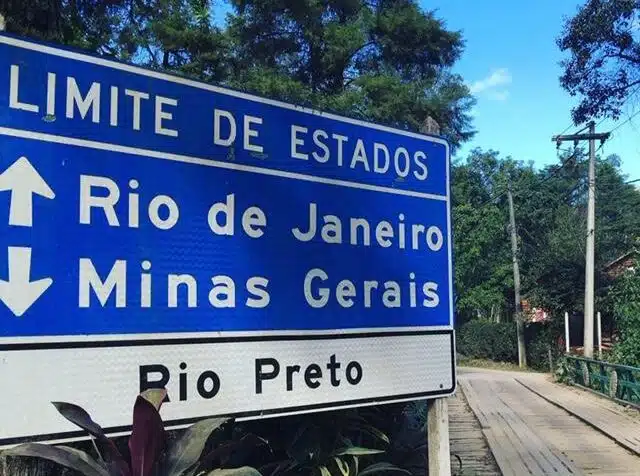 Placa na estrada de Visconde de Mauá, sinalizando a divisa dos estados do Rio de Janeiro com Minas Gerais