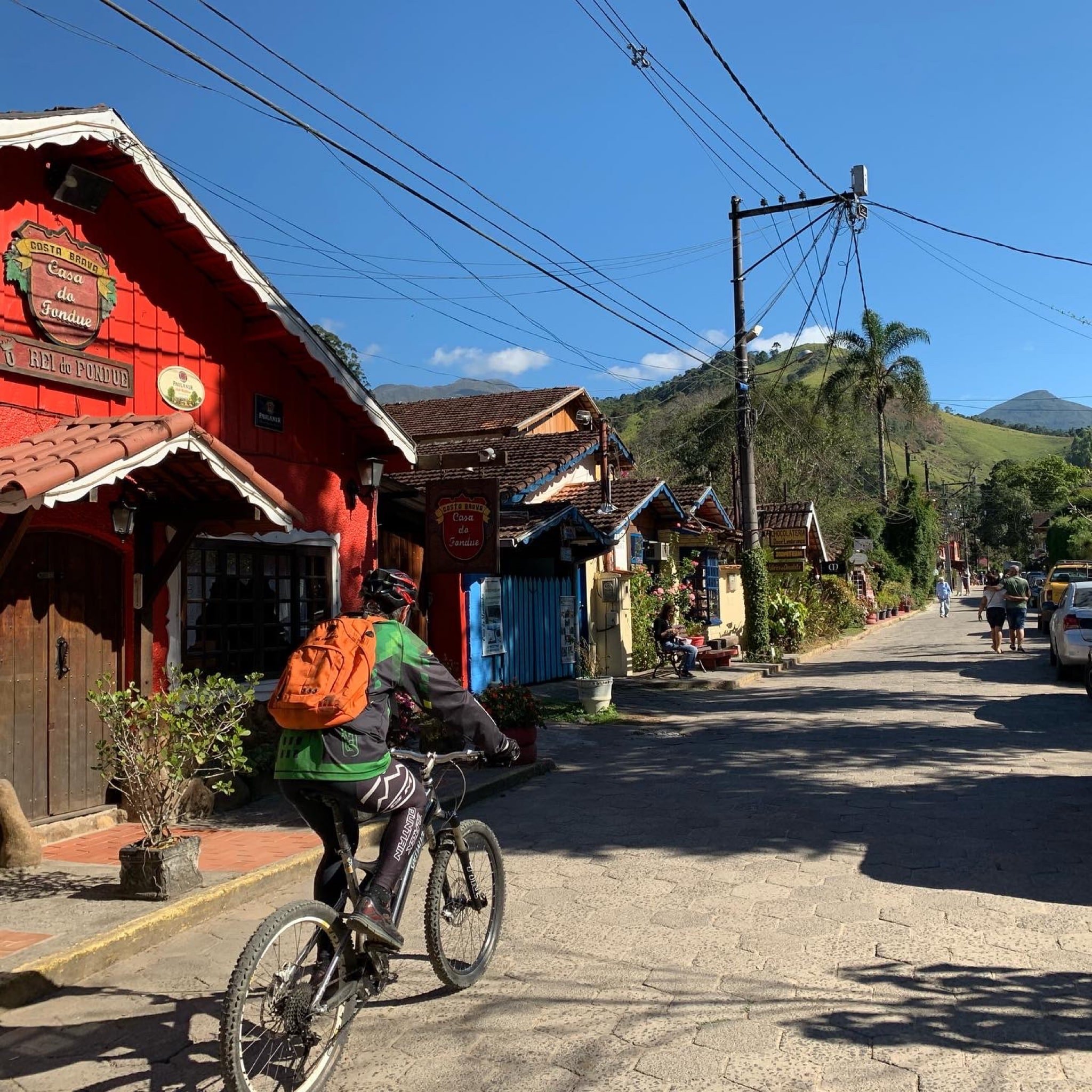 Ciclista na rua tia Sofia na vila da Maromba