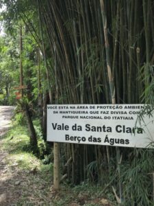 Placa na beira de um estrada de terra sinalizando a cachoeira Santa Clara