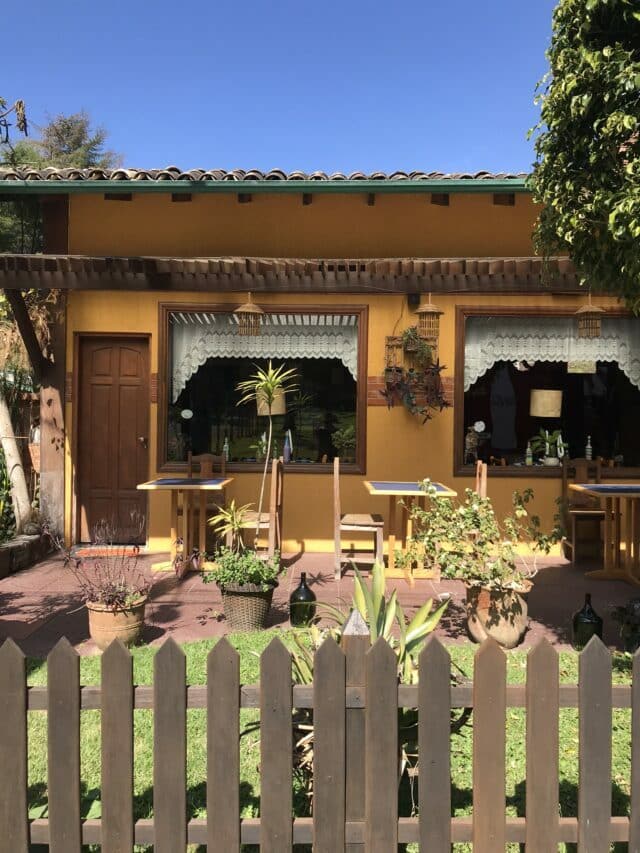 Restaurante com cerca de madeira e jardim