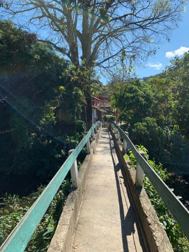 Ponte de pedestre estreita sobre rio