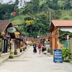 Casal passeando na rua em Visconde de Maua