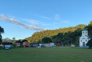 Vila de Visconde de Mauá com casas coloniais e Igreja e m frente ao gramado