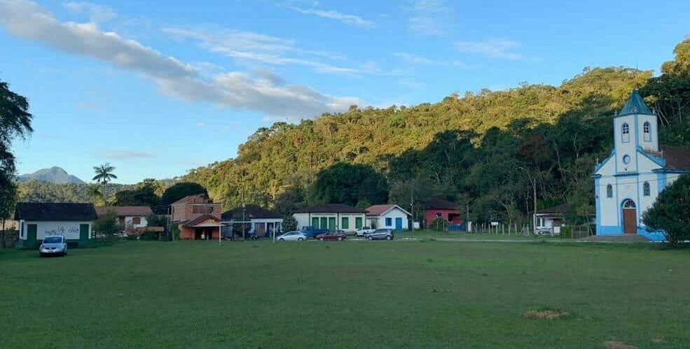 Vila de Maua RJ com casas coloniais e Igreja e m frente ao gramado