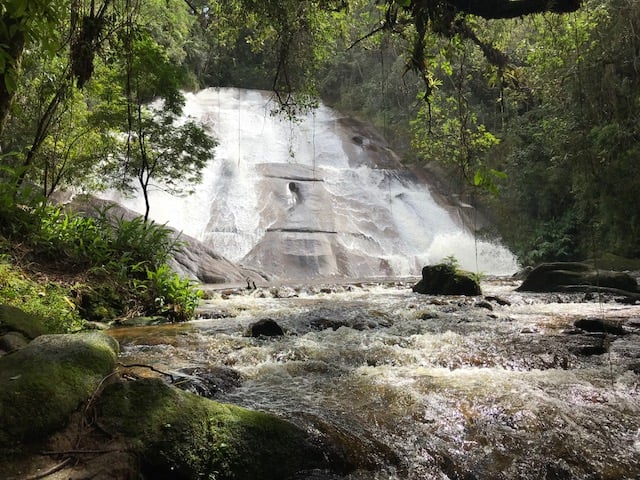 Cachoeira entre mata e de parede alta em Visconde de Mauá