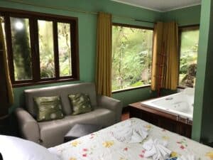 Banheira e cama de uma pousada em visconde de maua