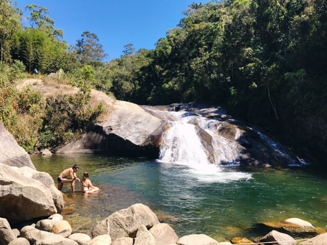 Casal sentado na beira do rio em Maromba RJ