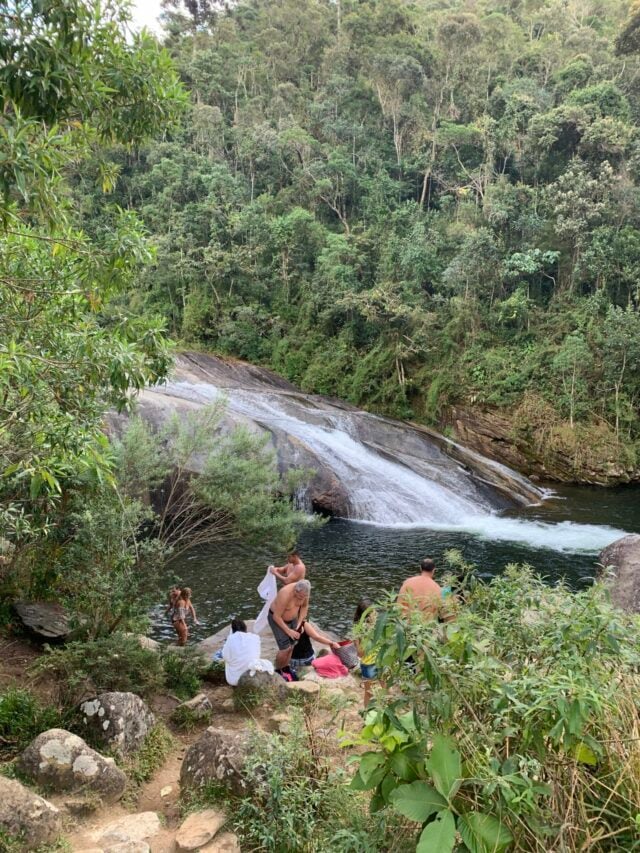 Turistas na cachoeira em Visconde de Maua