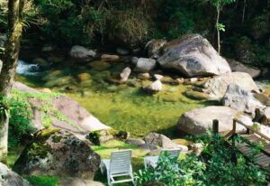 Piscina natural com duas cadeiras