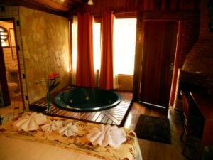 Banheira ao lado da janela