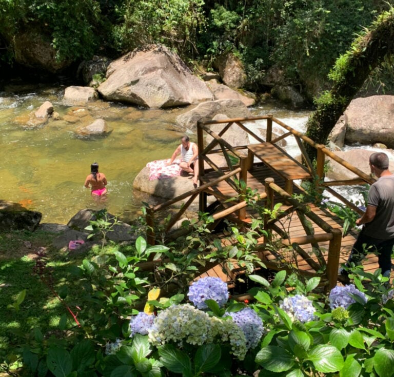 CASAL DANDO UM MERGULHO NA PISCINA NATURAL