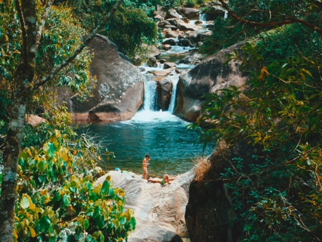 Casal na cachoeira em Maromba em Visconde de Maua