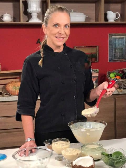 Chef de cozinha e seus ingredientes típicos de Visconde de Mauá